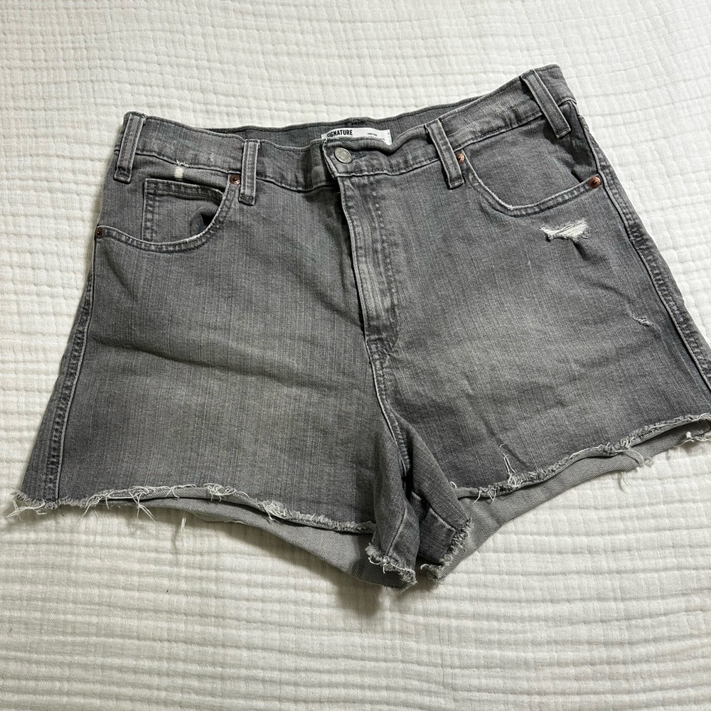 Levi’s Signature Grey Shorts Size 14/32